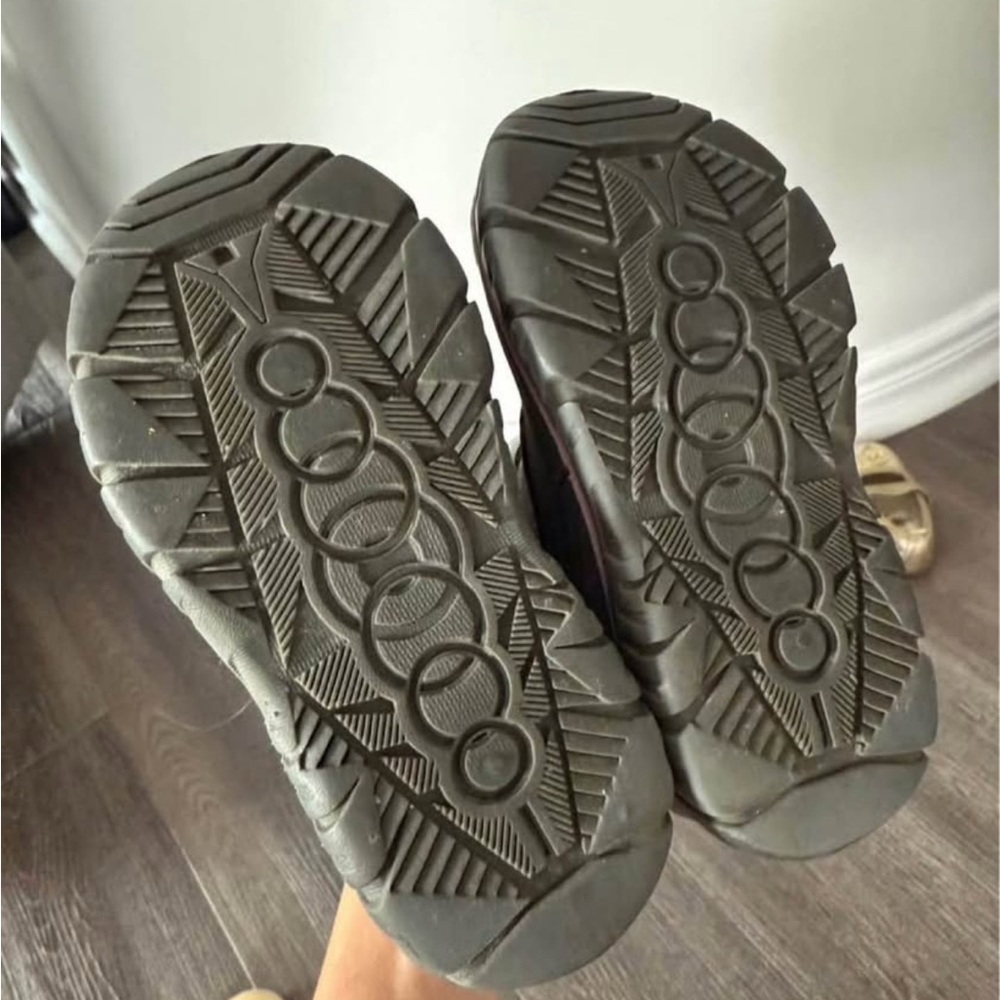 Toddler Size 7 - 4 pairs of shoes - Picture 6 of 10